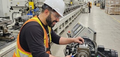 Technicien qualifié effectuant la maintenance préventive et le diagnostic d'un moteur industriel dans un usine de fabrication