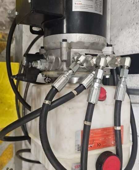 Groupe motopropulseur hydraulique Hydro-Tek avec réservoir d'huile et flexibles installés sur un quai de chargement