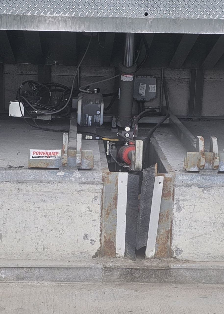 Moteur hydraulique et vérin de levage d'un nivelateur de quai Poweramp sous la plateforme